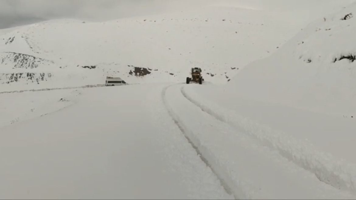Birçok ilde kar sürprizi Yollar kapandı... Her yer beyaza büründü, hava sıcaklığı sıfırın altına indi Birçok ilde kar sürprizi Yollar kapandı... Her yer beyaza büründü, hava sıcaklığı sıfırın altına indi