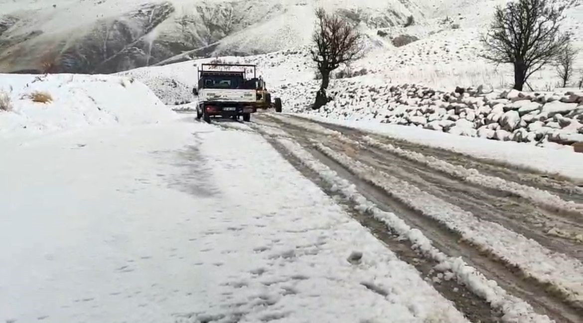 Birçok ilde kar sürprizi Yollar kapandı... Her yer beyaza büründü, hava sıcaklığı sıfırın altına indi Birçok ilde kar sürprizi Yollar kapandı... Her yer beyaza büründü, hava sıcaklığı sıfırın altına indi