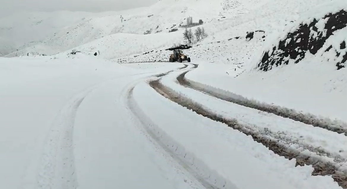 Birçok ilde kar sürprizi Yollar kapandı... Her yer beyaza büründü, hava sıcaklığı sıfırın altına indi Birçok ilde kar sürprizi Yollar kapandı... Her yer beyaza büründü, hava sıcaklığı sıfırın altına indi
