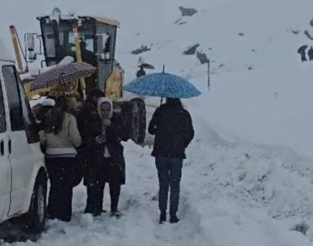 Birçok ilde kar sürprizi Yollar kapandı... Her yer beyaza büründü, hava sıcaklığı sıfırın altına indi Birçok ilde kar sürprizi Yollar kapandı... Her yer beyaza büründü, hava sıcaklığı sıfırın altına indi