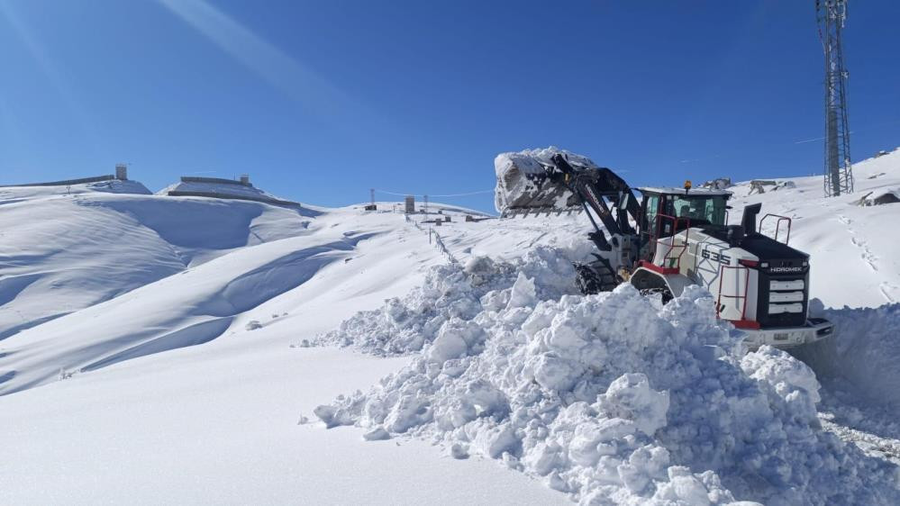 Kar kalınlığı 1 metreyi aştı: Kar küreme çalışmaları devam ediyor
