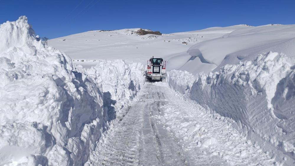 Kar kalınlığı 1 metreyi aştı: Kar küreme çalışmaları devam ediyor
