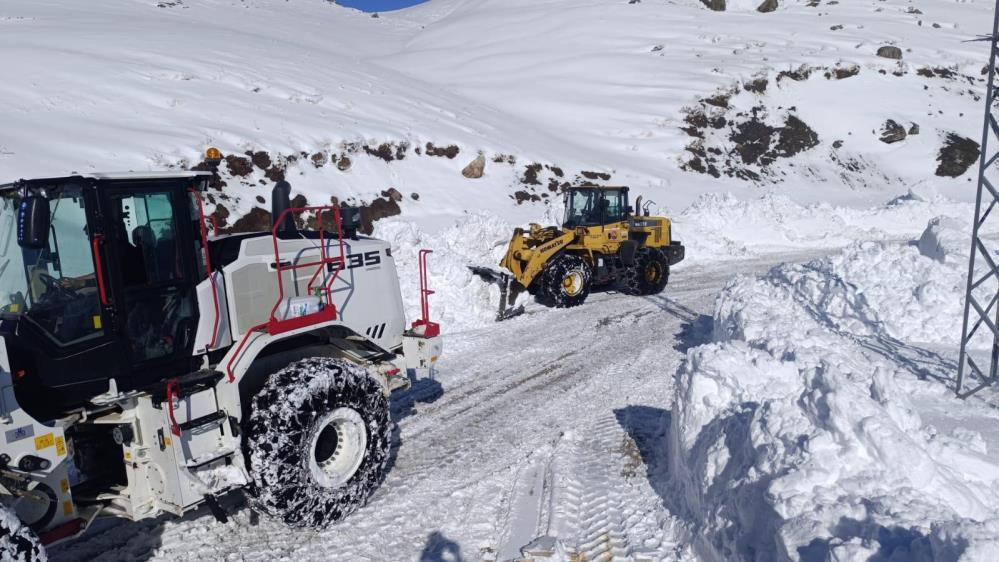 Kar kalınlığı 1 metreyi aştı: Kar küreme çalışmaları devam ediyor