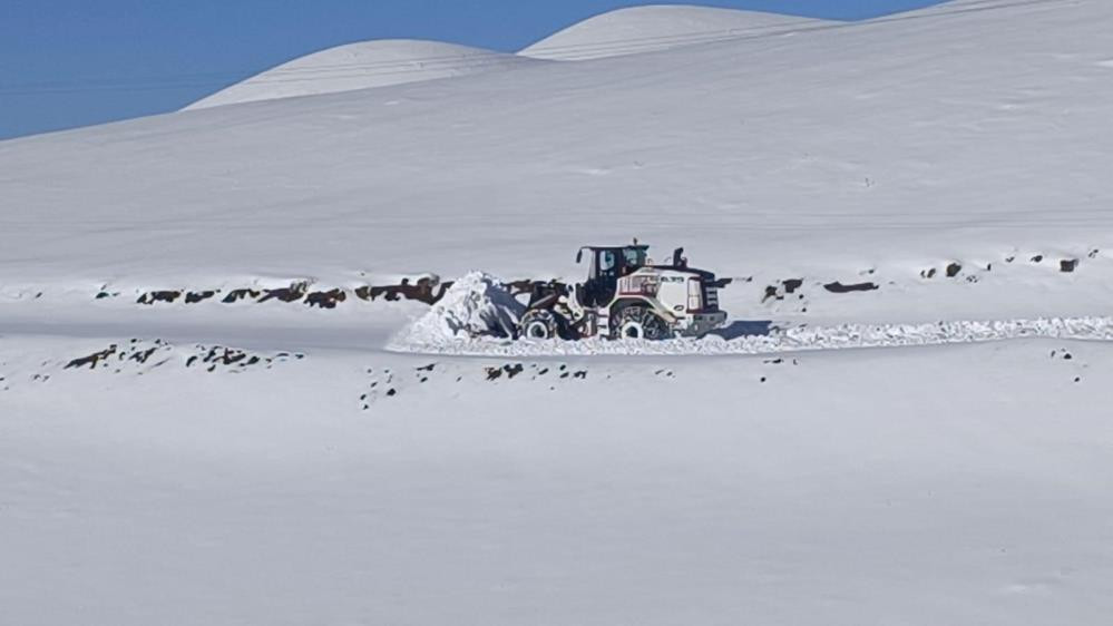 Kar kalınlığı 1 metreyi aştı: Kar küreme çalışmaları devam ediyor