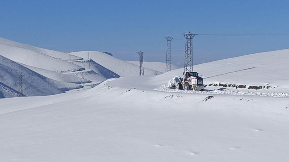 Kar kalınlığı 1 metreyi aştı: Kar küreme çalışmaları devam ediyor
