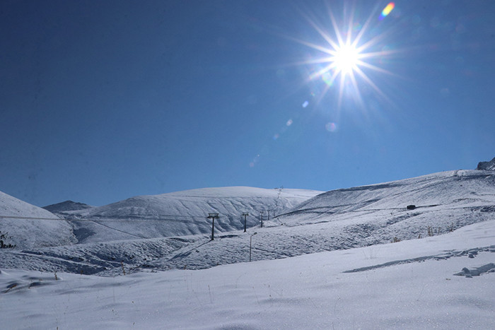 Kar kalınlığı 1 metreyi aştı: Kar küreme çalışmaları devam ediyor