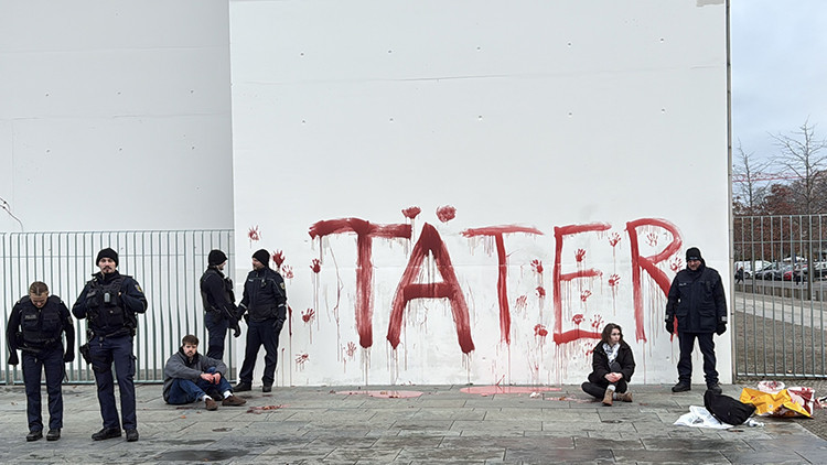 Almanya'da Başbakanlık binasında Filistin eylemi: Aktivistler duvara kırmızı boyayla 'failler' yazdı