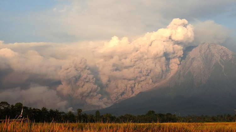 Endonezya'da Semeru Yanardağı'nda patlama