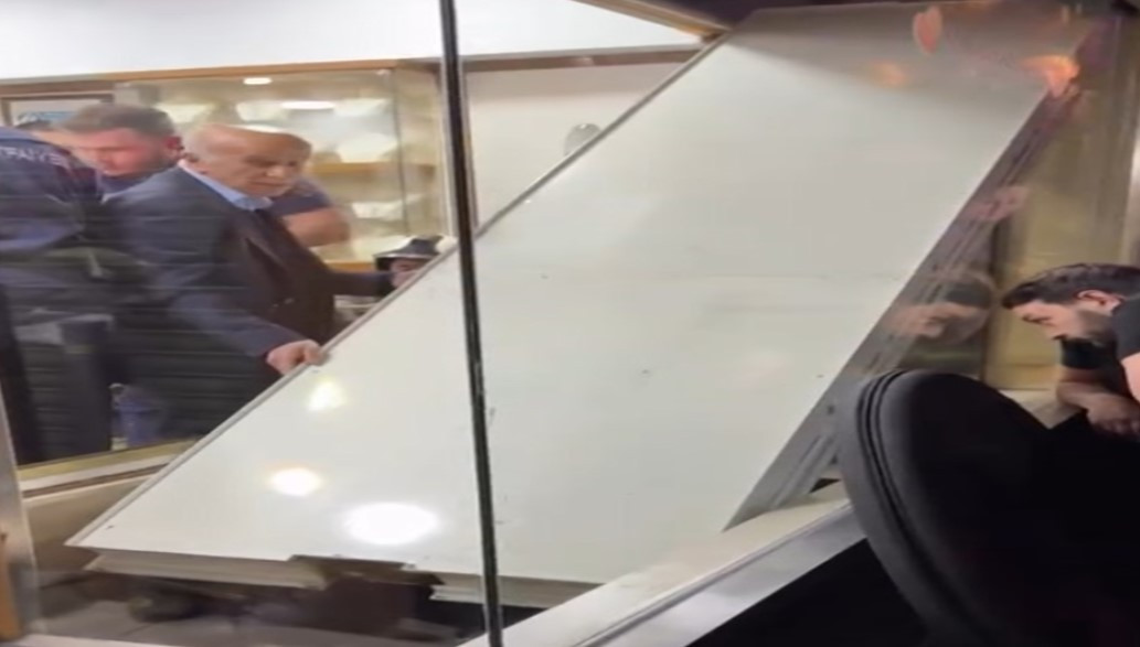 Kuyumcuda vitrin asansörünün altında kalan işçi öldü