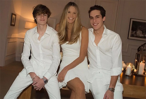 O DA İKİ ERKEK EVLADINI PODYUMA ALIŞTIRDI