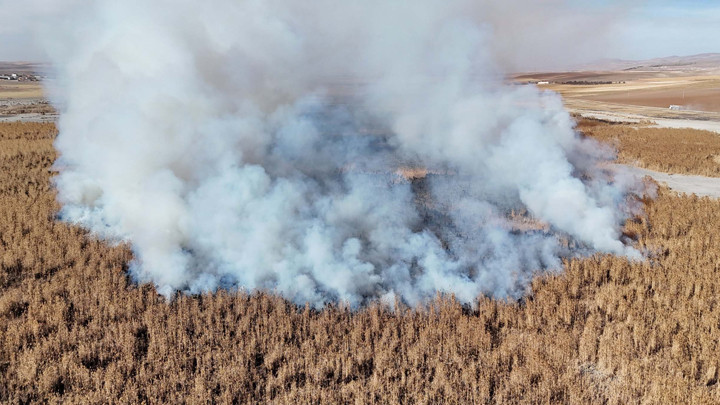 Konya Gök Gölü'ndeki sazlık bölgedeki yangın ikinci gününde