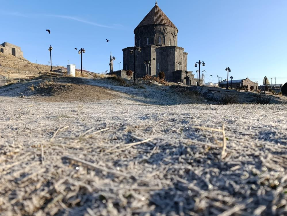  Yollar ve araç camları buzla kaplandı
