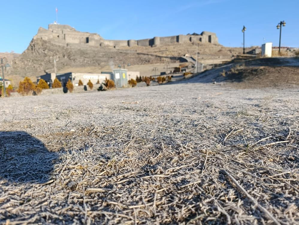  Yollar ve araç camları buzla kaplandı
