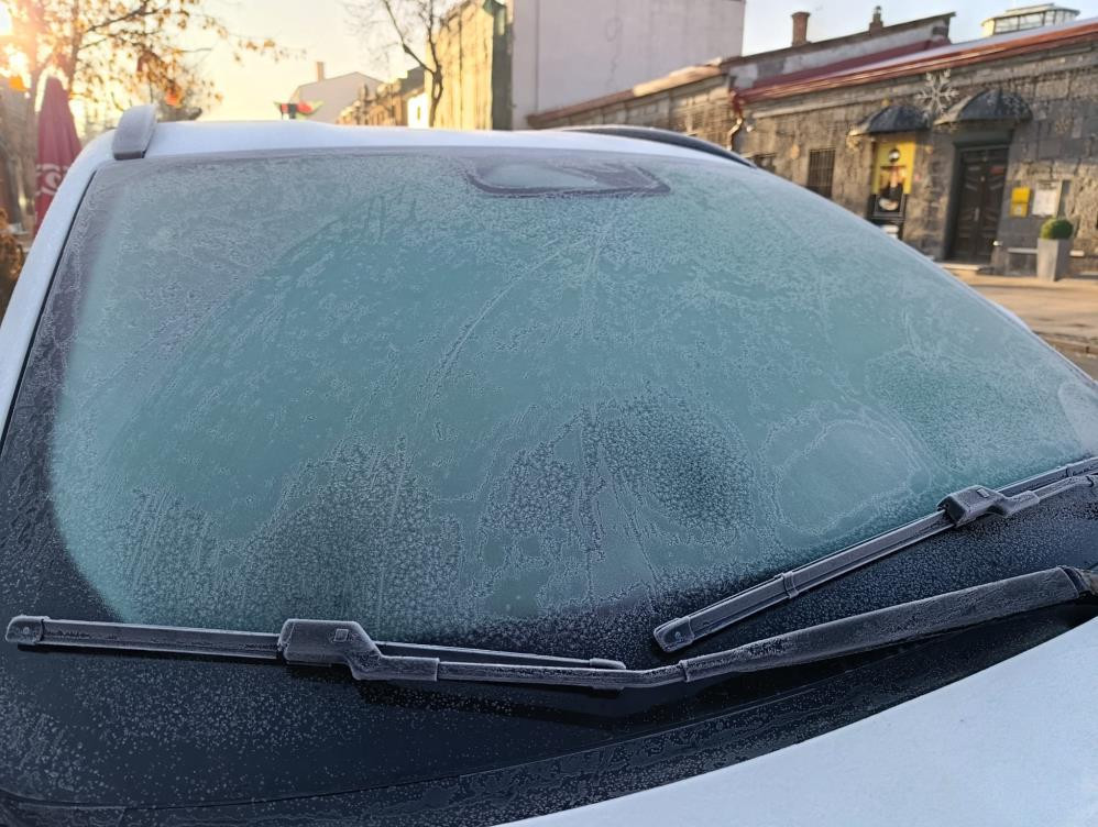  Yollar ve araç camları buzla kaplandı