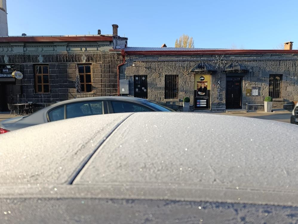  Yollar ve araç camları buzla kaplandı