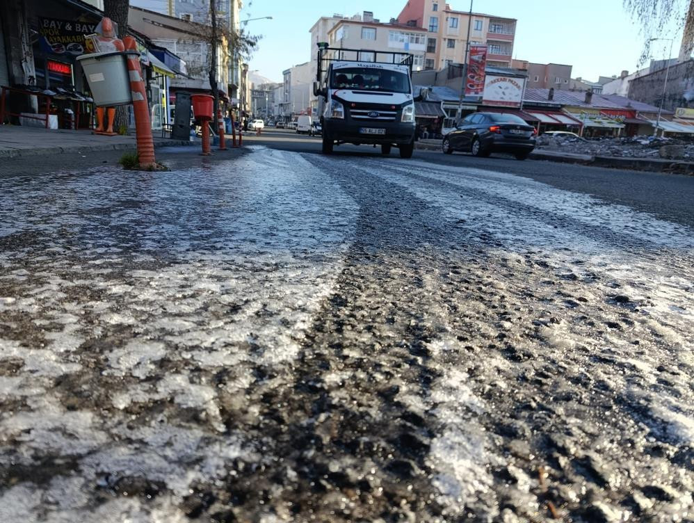  Yollar ve araç camları buzla kaplandı