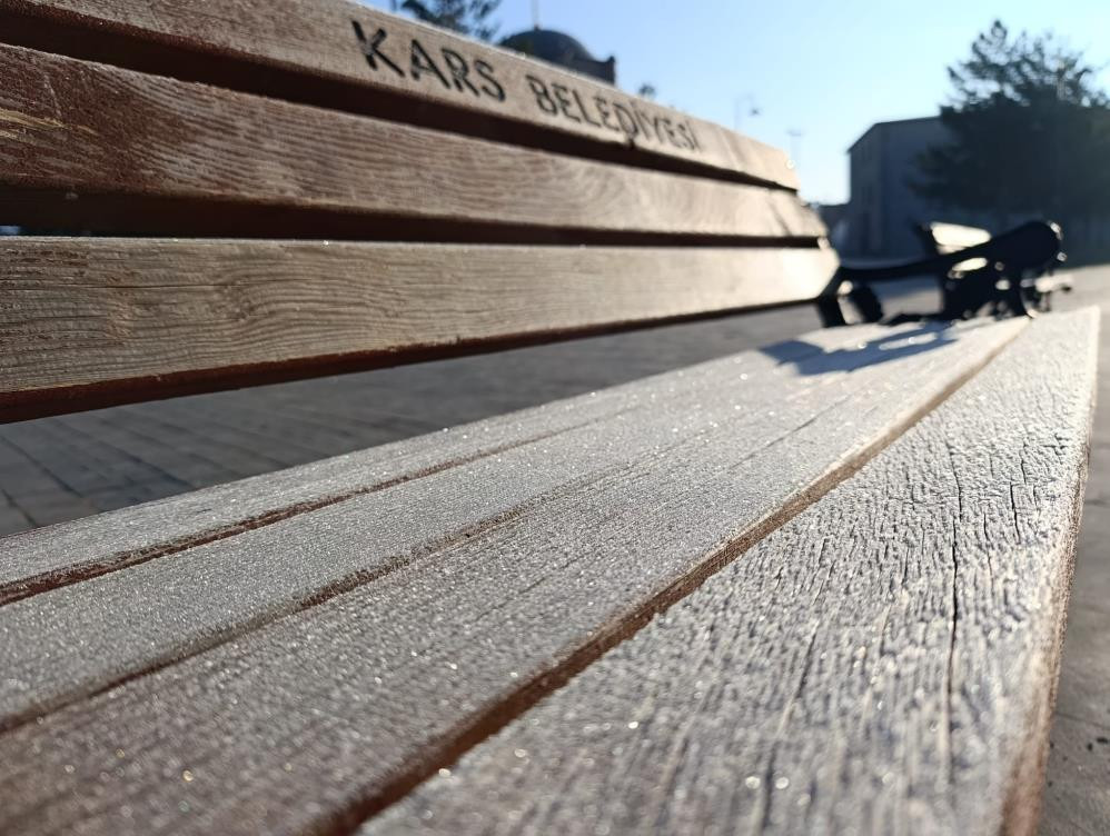  Yollar ve araç camları buzla kaplandı