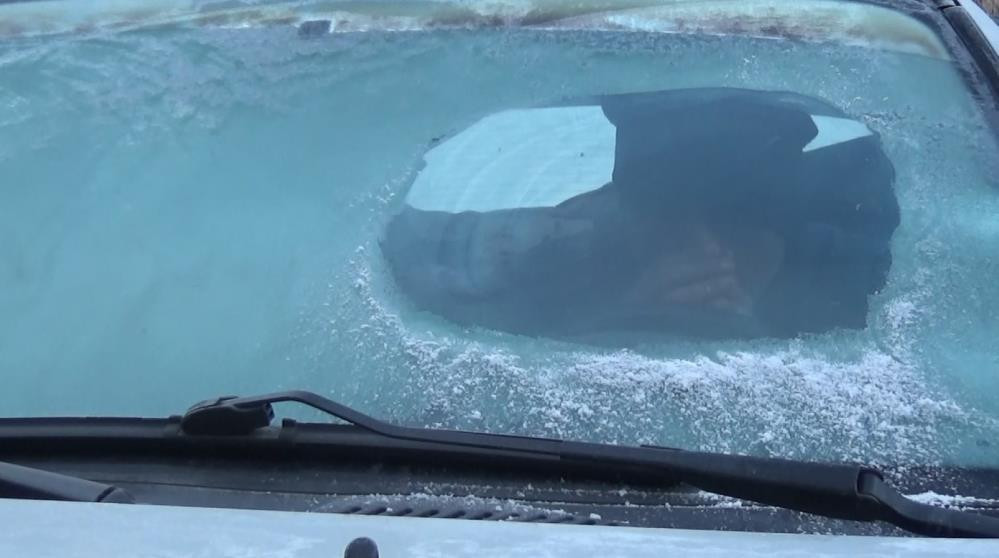  Yollar ve araç camları buzla kaplandı