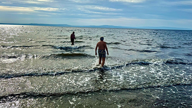 Kasım ayında deniz keyfi! Sıcak havayı fırsat bilenler denize girdi