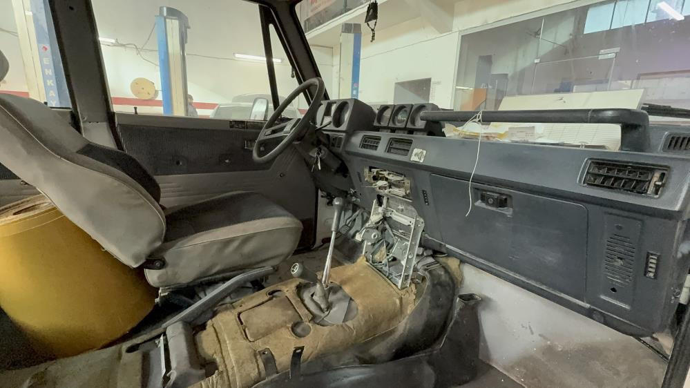 Süper valinin oğlu yolda yürürken gördüğü aracı hemen satın aldı Makam arabası olarak kullanacağım