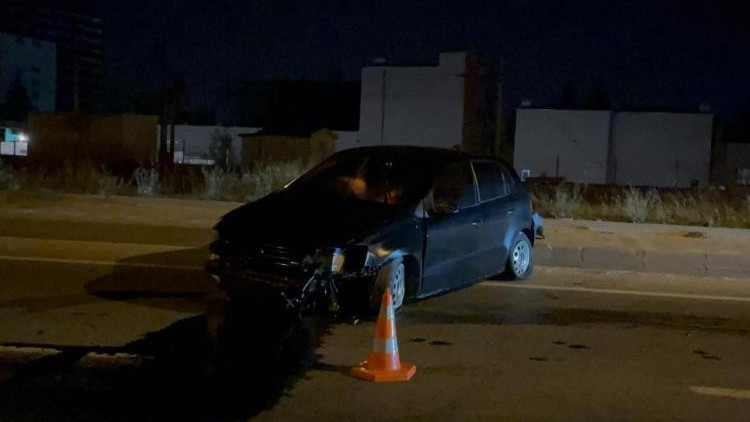 Araç metrelerce sürüklenip taklalar attı! Sıyrık bile almadan kurtuldular