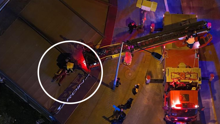 2’nci kattan kafenin tentesine düştü!