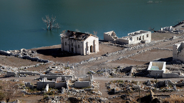 Baraj suları çekilince ortaya çıktı... Ziyaretçilerin ilgi odağı oldu