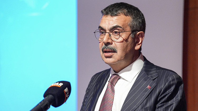 Bakan Tekin ve öğretmenler CNN TÜRK'e konuk oldu