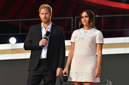 YENİ EVLERİNDE DOĞRU DÜRÜST OTURMADILAR