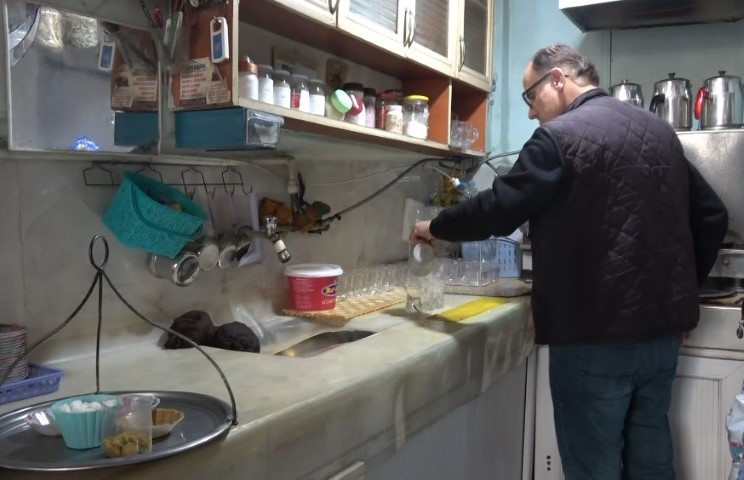 Müşteriler ne tükettiğini bilsin diye paketleri sergiliyor | Satın almak isteyenler oldu ama satmayacağım