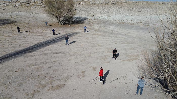 Köy meydanında toplanıp böyle stres atıyorlar Çocuklara örnek olmak için yapıyoruz