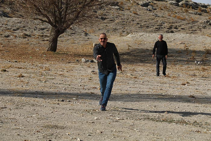 Köy meydanında toplanıp böyle stres atıyorlar Çocuklara örnek olmak için yapıyoruz