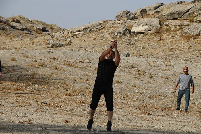 Köy meydanında toplanıp böyle stres atıyorlar Çocuklara örnek olmak için yapıyoruz