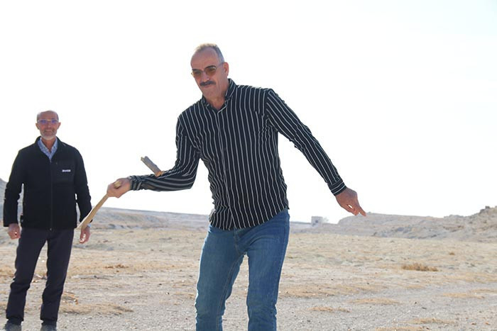 Köy meydanında toplanıp böyle stres atıyorlar Çocuklara örnek olmak için yapıyoruz