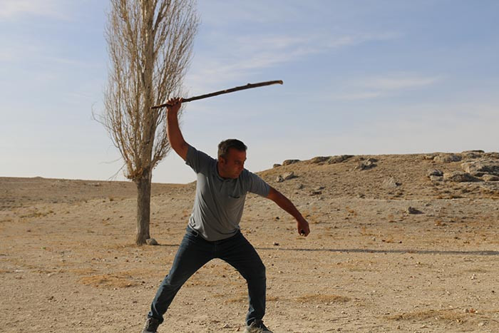 Köy meydanında toplanıp böyle stres atıyorlar Çocuklara örnek olmak için yapıyoruz