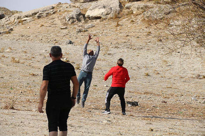 Köy meydanında toplanıp böyle stres atıyorlar Çocuklara örnek olmak için yapıyoruz