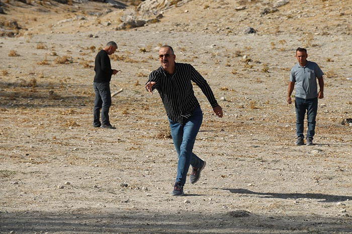 Köy meydanında toplanıp böyle stres atıyorlar Çocuklara örnek olmak için yapıyoruz