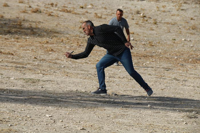 Köy meydanında toplanıp böyle stres atıyorlar Çocuklara örnek olmak için yapıyoruz