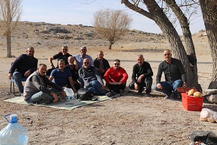 Köy meydanında toplanıp böyle stres atıyorlar Çocuklara örnek olmak için yapıyoruz