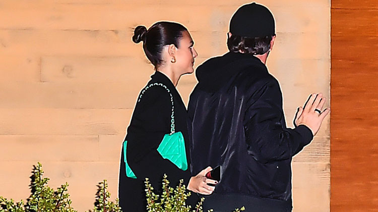 50'yi geçti ama evlilik kelimesi kitabında yok... Yarı yaşındaki aşklarıyla gününü gün ediyor... Eşsiz çapkınlığına şarkı yazıldı