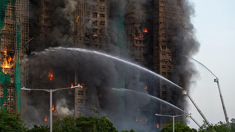 Hong Kong'da dehşet anları: Ölüler ve mahsur kalanlar var