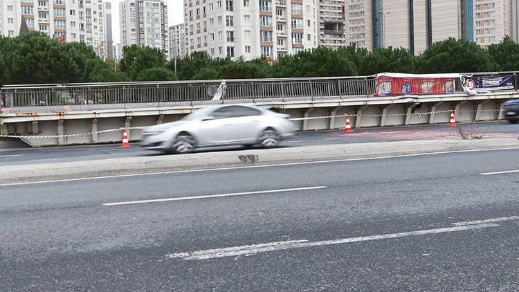 TIR'ın parçaladığı üst geçit sökülerek kaldırıldı