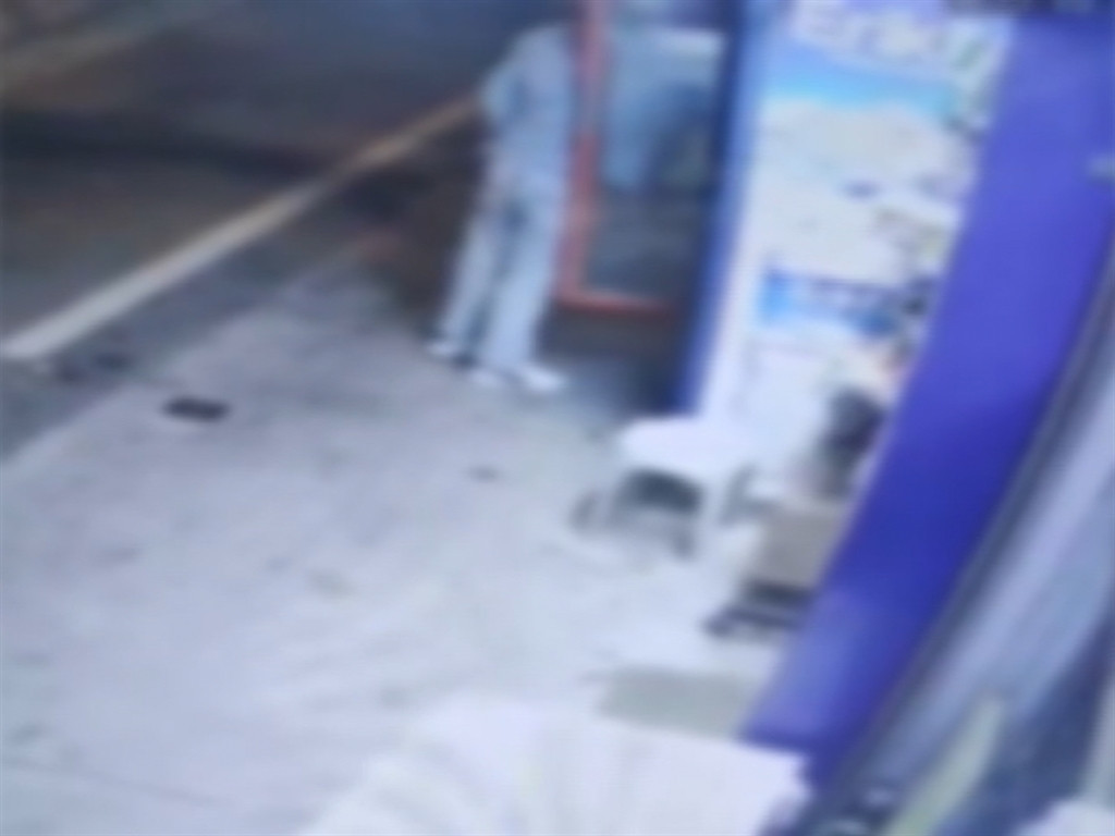 Sarıyer'de öpücüklü hırsızlık! Çocuğu önce darp etti, sonra başına silah dayadı