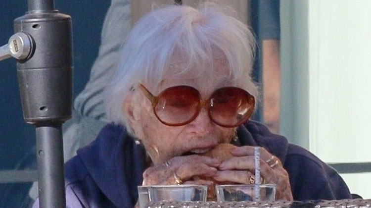 Vaktiyle tek evladını da dostlarını da elinin tersiyle itti... Huysuzluğun bedeli ağır oldu: Efsane oyuncu sokaklarda sıcak bir sohbet arıyor!