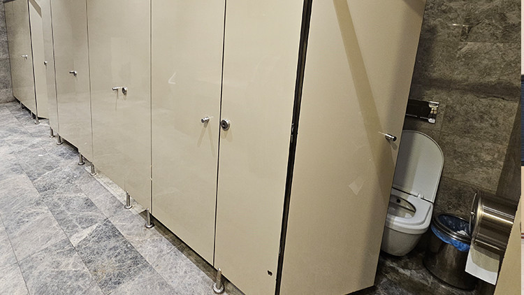 AVM'nin kadınlar tuvaletinde sapık skandalı! 2 kişi polis tarafından yakalandı