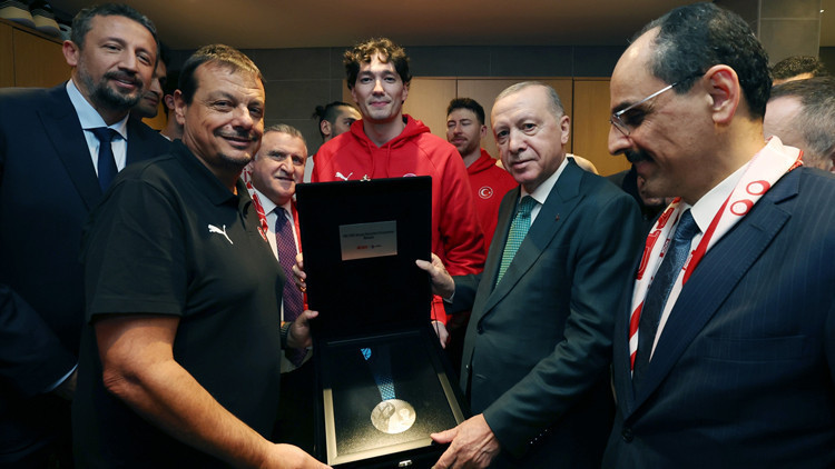 Cumhurbaşkanı Erdoğan, A Milli Erkek Basketbol Takımı'nı tebrik etti!