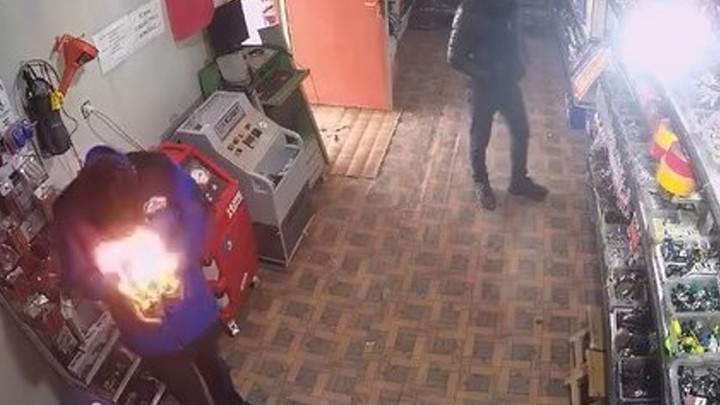 Panik anları... Çakmağı çakınca yüzü alevlerin arasında kaldı