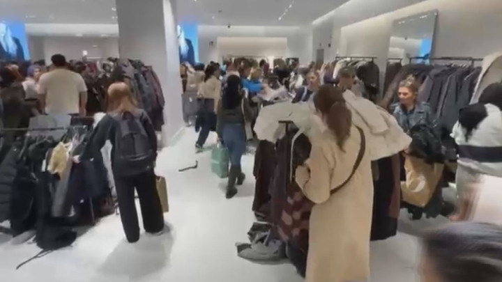 İstanbul'da mağazalarda 'Efsane Cuma' yoğunluğu