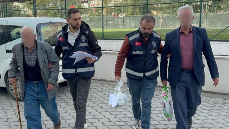 Parkta uygunsuz hareketlerde bulunan 2 kişi gözaltına alındı