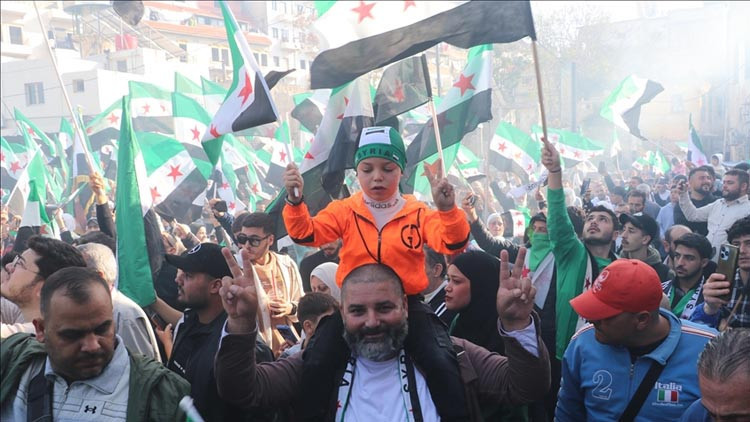 Suriyeliler sokağa döküldü: Özgürlüğün 1'inci yılını kutladı